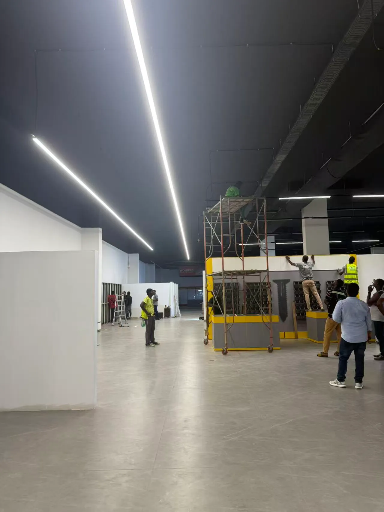 190 lm/W T‑LINE Retail Lighting – Accra Supermarket – Ghana