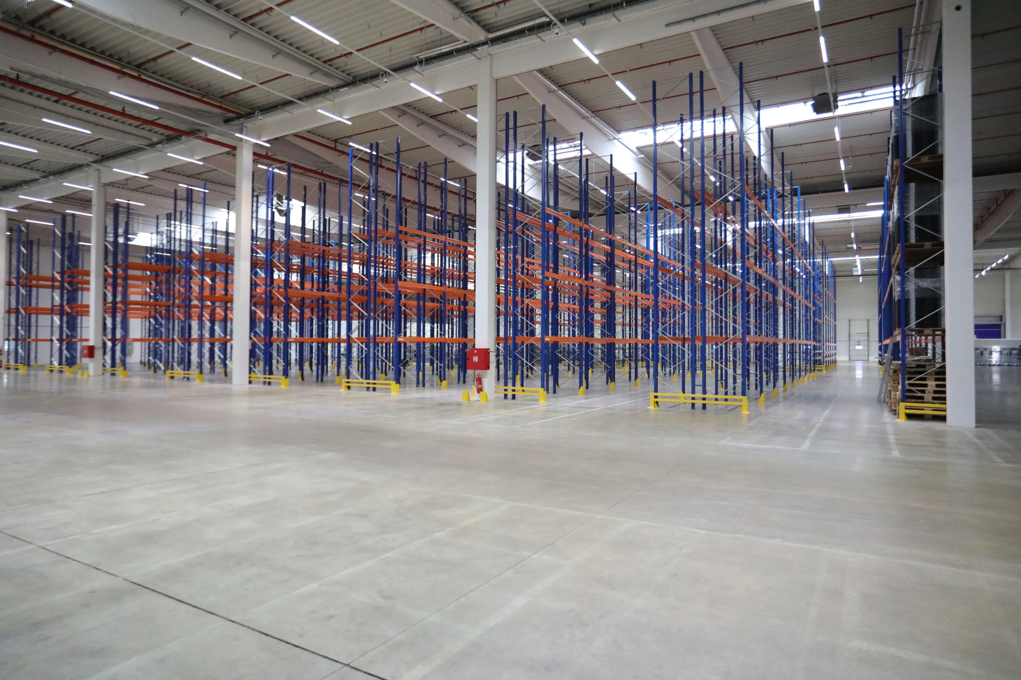 S‑Line LED Retrofit – Industrial & Logistics – Prague