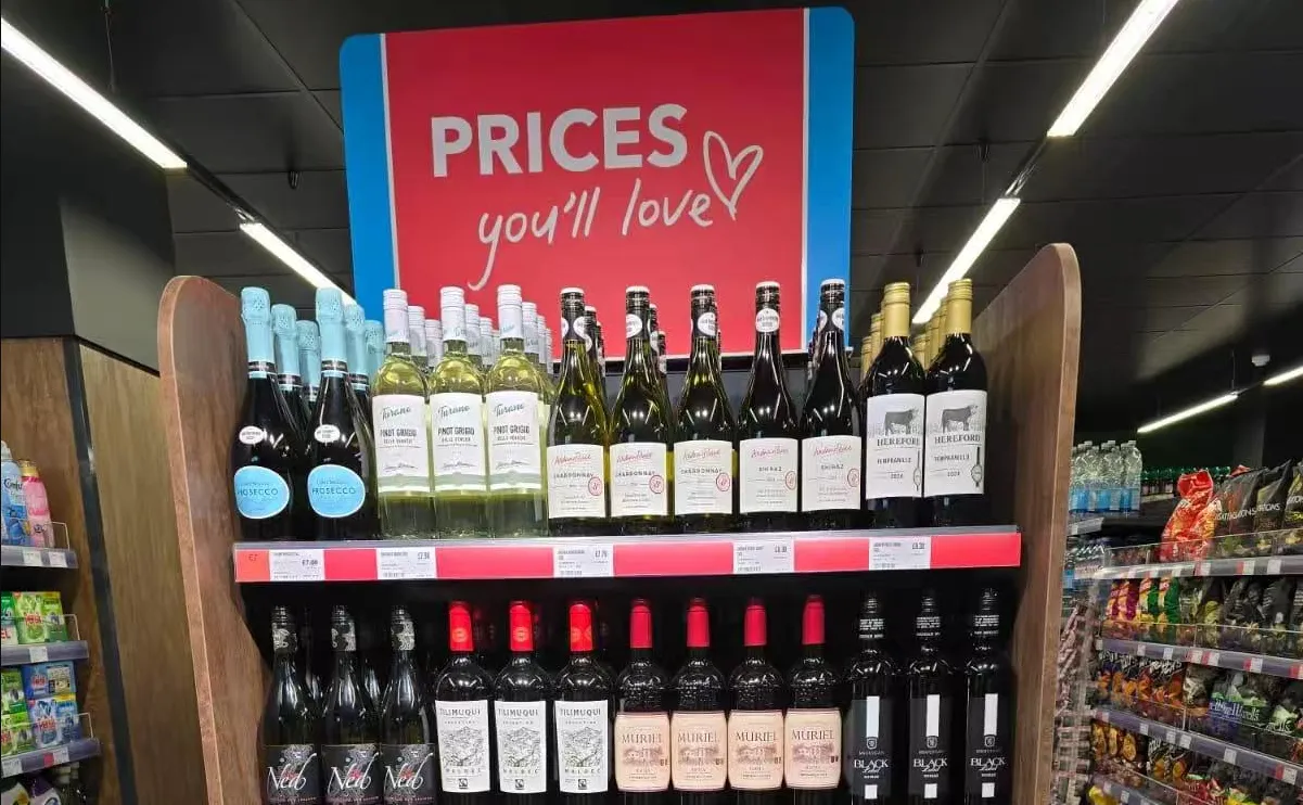 Low-Glare T‑LINE Retail Lighting – London Supermarket – United Kingdom